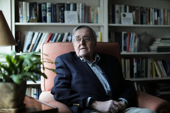 The political commentator Mark Shields at his home in Chevy Chase, Md., in 2020.(Photo by Valerie Plesch / The New York Times)